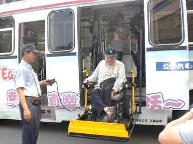 高市府首創專為身障朋友打造的遊覽車隊(圖)