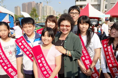 高雄家扶45週年歲末愛心園遊會(圖)