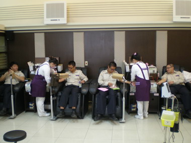 高雄是交通局替代役男挽袖捐血(圖)