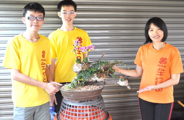 大里農會教授荔枝製作手機吊飾(圖)