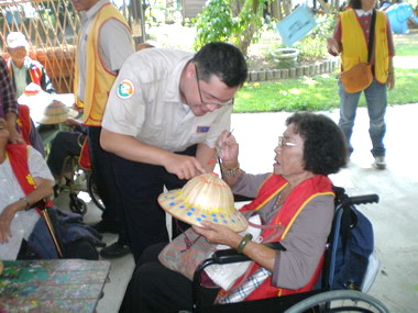 替代役男協辦獨居老人秋季登高旅遊受好評(圖)