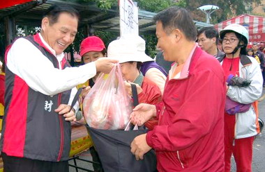 竹市辦國產土雞促銷許明財扮超級銷售員(圖)