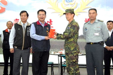林久翔慰問教召後備軍人並致贈加菜金(圖)