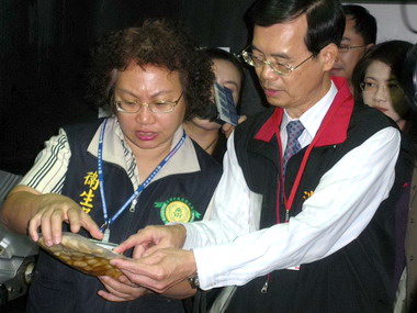 市府消保官查核碳烤火鍋店食品消費安全(圖)