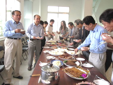 曹啟鴻稱許肉品加工廠 為消費者健康把關(圖)