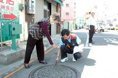 中縣孔蓋螺帽鬆掉擾民議員鎖緊解民怨(圖)