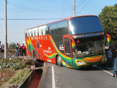地理師的遊覽車險發生意外虛驚一場(圖)