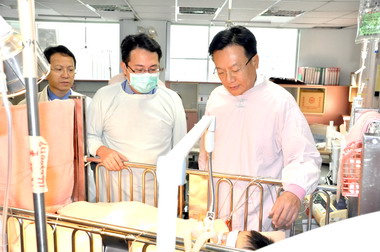 卓伯源關切疑似受虐昏迷兒童身心狀況(圖)