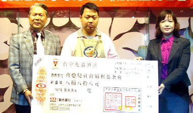 中市喜憨兒義賣火雞禮籃(圖)