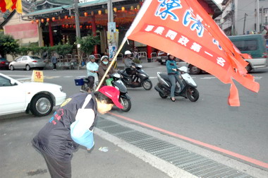 中縣愛心媽媽帶傷為陳清龍拉票(圖)