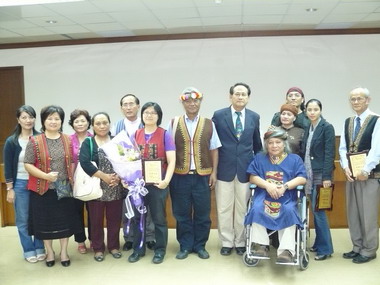 曹啟鴻頒贈屏東之光獎牌給獎得主雷賜(圖)