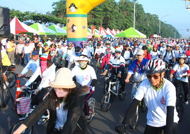 屏東萬新吊橋通車千人單車逍遙遊(圖)