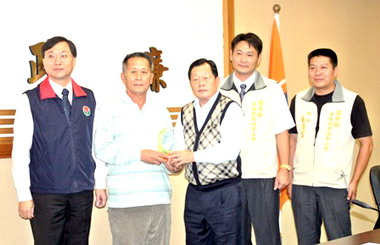 劉政鴻表揚優良殯葬禮儀服務業者(圖)