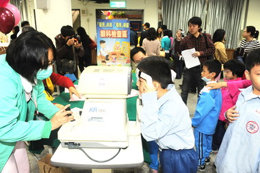 北縣兒童視力不良率近1成1 縣府辦視力檢測(圖)