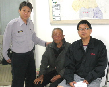 羅東警分局員警護送失智老人返家(圖)