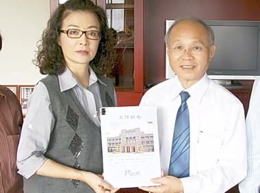 林政則視察行政院中辦 讚賞工作表現(圖)