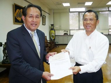 劍潭古寺贈100萬給屏東縣府(圖)