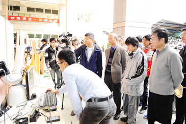 修平電機系專題成果展各具特色(圖)