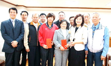 蘇治芬頒獎予亞運優秀選手(圖)