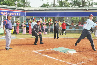 台灣中油公司舉辦敦親睦鄰盃慢速壘球(圖)