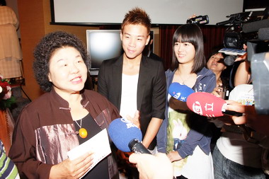 陳菊接見亞運競速滑輪優秀選手(圖)