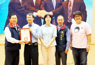 苗縣劉政鴻授證45戶寄養家庭(圖)