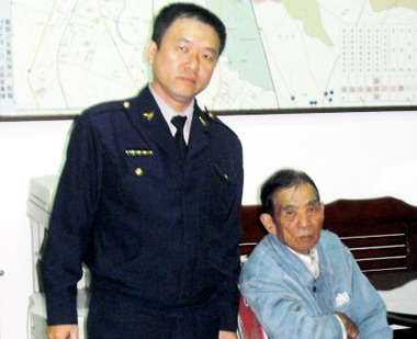 通霄員警協助老人返家(圖)