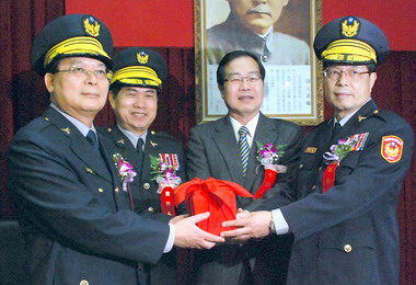 南投縣警局卸新任局長及分局長辦交接典禮(圖)