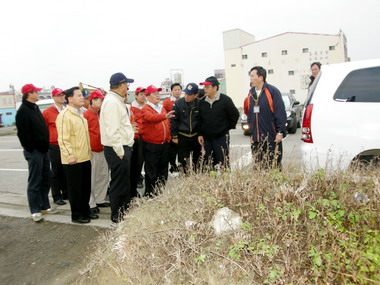 縣長勘查燈區周邊場地(圖)