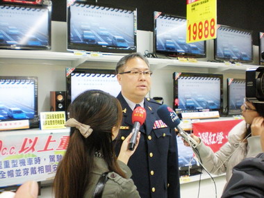 頭份警局借賣場電視牆播交通安全宣導影片(圖)