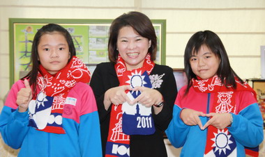 嘉市歡慶建國百年送限量紀念圍巾(圖)