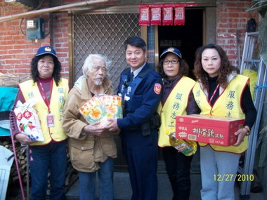 警察志工南庄分隊「拋磚引玉」關懷弱勢(圖)