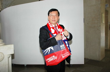 想要國旗圍巾嗎 來縣府參加元旦升旗吧(圖)