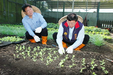 邱鏡淳感恩之旅 陪華光院生種菜、做麵包(圖)
