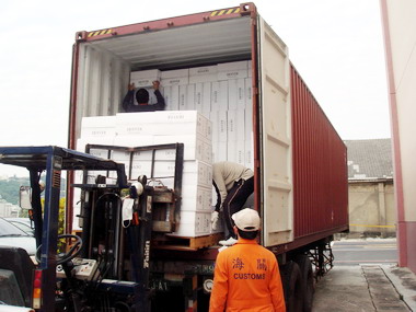 高雄關稅局查獲私菸一千箱(圖)