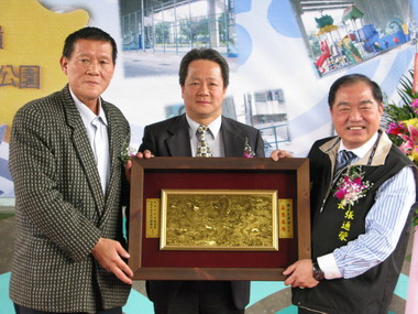 張通榮出席獅球嶺全民運動公園落成典禮(圖)