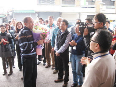 大里市長林仲毅今復職返回公所上班(圖)