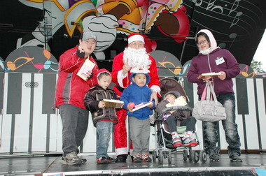 邱鏡淳扮聖誕老公公禮物大放送弱勢族群(圖)