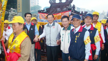 吳志揚縣長親迎媽姐聖駕回中壢仁海宮(圖)