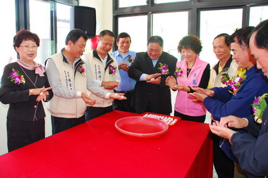 慶新建福隆活動中心落成  興高采烈搓湯圓(圖)