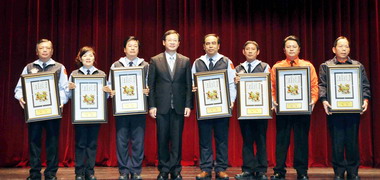 特優村里守望相助隊今天接受吳志揚表揚(圖)