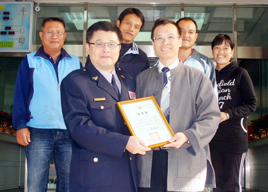 信義警分局指導柔道豐丘國小贈感謝狀(圖)