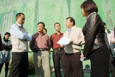 邱鏡淳縣長會勘寶山鄉天闊社區地基掏空案(圖)