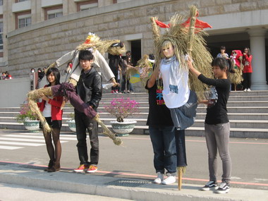 亞洲大學歡度10歲生日稻草人創意十足(圖)