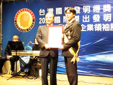 弘光科技大學高肇鴻獲頒國際發明家大獎(圖)