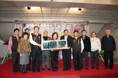 大家一起來認樹造林(圖)