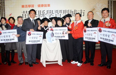 縣長表揚勤學阿嬤(圖)