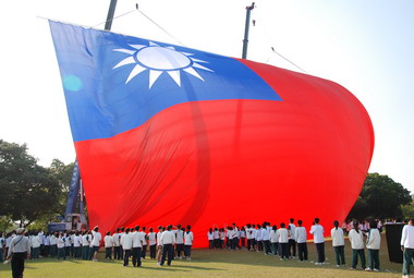 巨幅國旗飄揚 歡迎大家一起來迎接100年(圖)