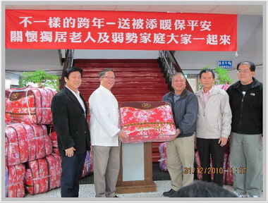 送被添暖保平安 關懷獨居老人活動(圖)