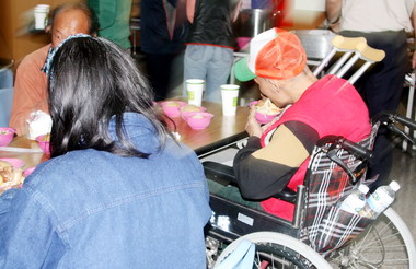 台東縣府首辦街友關懷圍爐活動(圖)